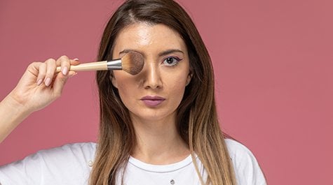 Jak vybrat správný make-up a trefit odstín i přes internet
