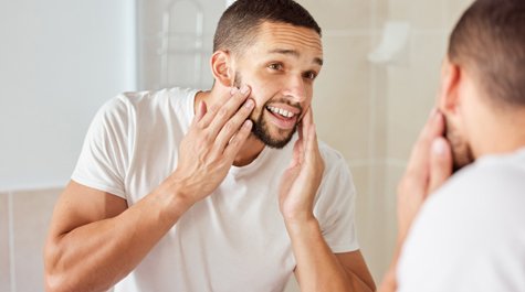 Čištění pleti pro muže: Řešení pro mastnou pleť i vrásky na čele