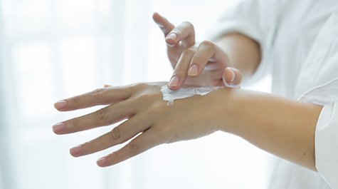 Co pomáhá na atopický ekzém? Průvodce péčí o citlivou pokožku