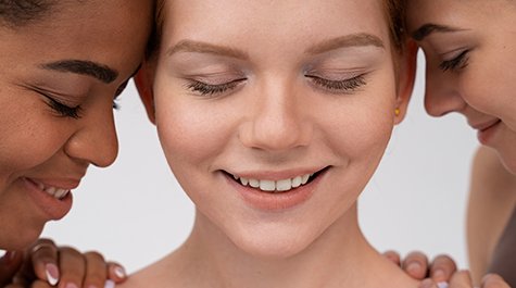 Trápí vás bílé pupínky? Objevte příčiny a efektivní řešení