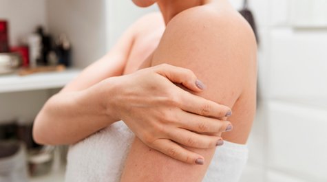 Co způsobuje červené fleky na kůži a jak je rozpoznat?