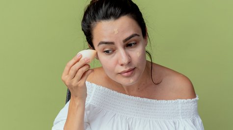 Jak vybrat nejlepší make-up na akné?