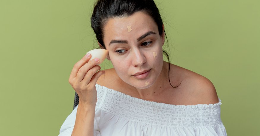 Jak vybrat nejlepší make-up na akné? Hero