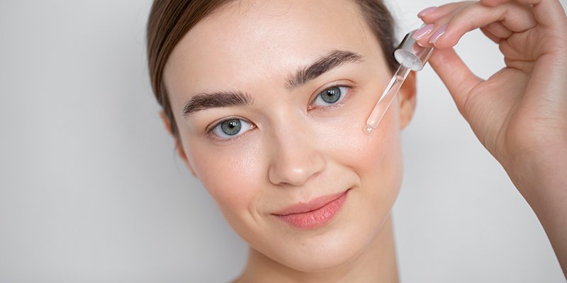 Žena používá sérum